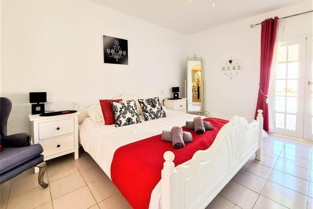 Stunning Sea View Villa With 6 Bedrooms & Heated Pool - Villa Renaissance Playa Blanca (Lanzarote) Quarto foto
